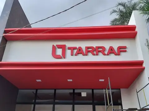 Fachada em ACM vermelho e branco com letras caixa da Tarraf, vista de baixo