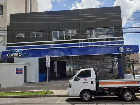 Fachada em ACM azul e preto com letreiro da Copero e caminhão utilitário à frente