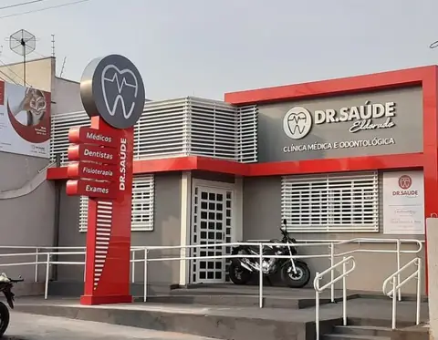 Fachada em ACM vermelho e cinza da clínica Dr. Saúde com totem vermelho de dente e serviços