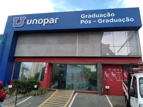 Fachada em ACM azul e vermelho da Unopar com letreiro de graduação e pós-graduação
