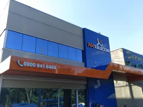 Fachada em ACM azul e laranja da N4 Telecom com telefone 0800 em letras brancas