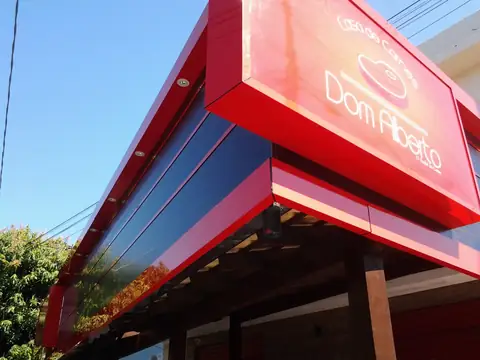 Cobertura em ACM vermelho e azul com caixa luminosa da Casa de Carnes Dom Alberto, vista de baixo
