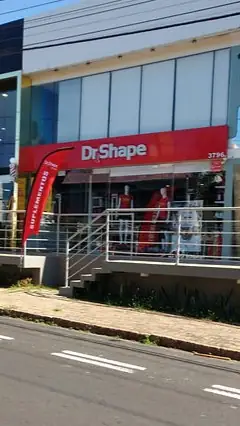 Fachada de loja com faixa em ACM vermelho e letras da Dr. Shape, com faixa vertical de lona
