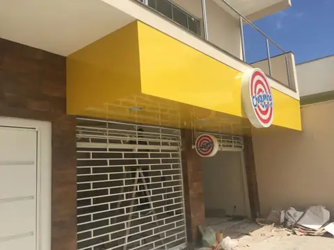 Marquise em ACM amarelo sobre portão de aço, com placa redonda em forma de alvo vermelha e branca