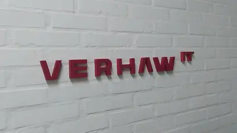 Letras caixa vinho da Verhaw aplicadas em parede de tijolos brancos