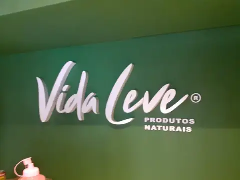 Letras caixa brancas da Vida Leve Produtos Naturais sobre parede verde