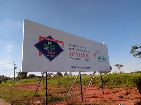 Outdoor em lona impressa da Inter Construtora sobre o prêmio de 14ª maior construtora, em terreno