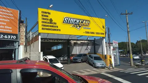 Placa amarela impressa da Stock Car com serviços de compra, venda e troca de veículos