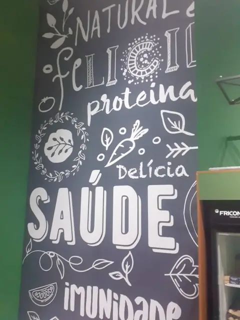 Parede preta com lettering branco de alimentação saudável, com a palavra Saúde em destaque