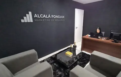 Recepção com logotipo em relevo da Alcalá Fondaik, marketing de resultado, sobre parede grafite