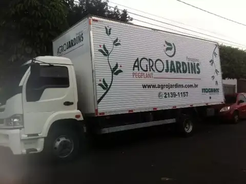 Caminhão baú branco com ramos verdes e logotipo Agrojardins Paisagismo, telefone 2139-1157