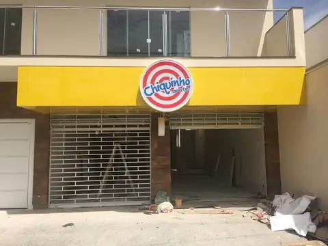 Fachada em ACM amarelo com logotipo circular vermelho e branco Chiquinho, loja em obra