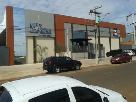 Fachada em ACM cinza e ferrugem do prédio da Agro Master, vista da rua