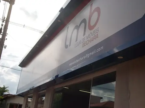 Letreiro translúcido LMB Loja de Móveis Bechara sobre fachada, vista de baixo