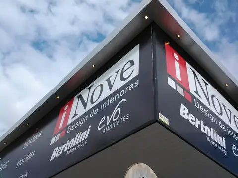 Quina de fachada em ACM preto com letras iNove Design de interiores e Bertolini, vista de baixo