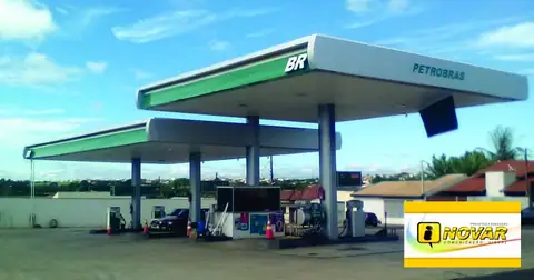 Posto Petrobras BR com cobertura branca e faixa verde, em dia de céu azul