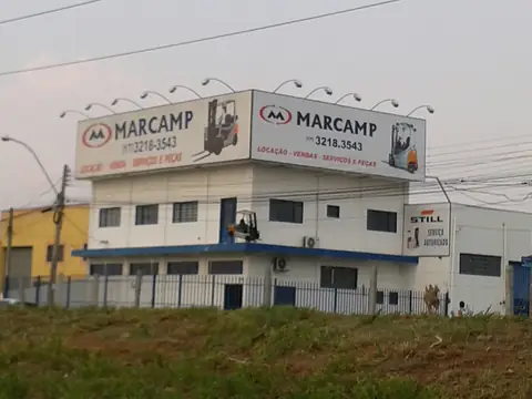 Painéis luminosos da Marcamp no topo do prédio, com empilhadeira desenhada na lateral
