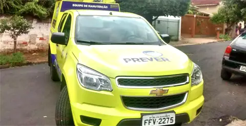 Picape verde-limão da Prever com logotipo roxo no capô, de frente