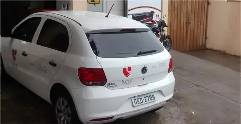 Hatch branco com adesivos da Incor na traseira, estacionado em garagem