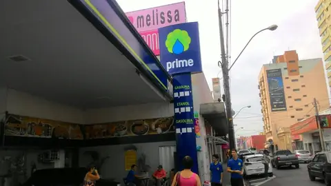 Posto Prime com totem azul alto e cobertura de ACM azul, em rua movimentada