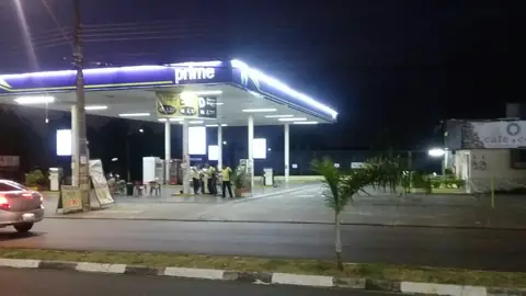Posto Prime à noite com cobertura iluminada por LED branco e azul