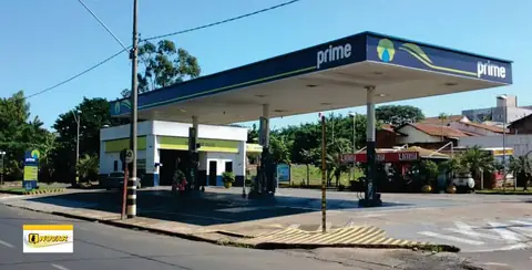 Posto Prime com cobertura azul e logotipos nas laterais, visto da esquina em dia claro