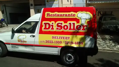 Fiorino branca com envelopamento vermelho do Restaurante Di Soller e telefones de delivery