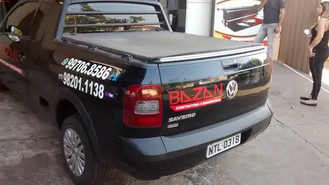 Traseira de picape Saveiro preta com adesivo vermelho da Bazan e telefones nas laterais