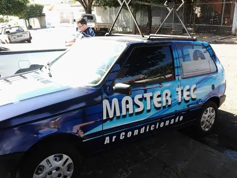 Carro azul adesivado com logotipo Master Tec Ar Condicionado em letras cromadas