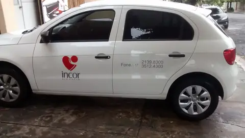 Gol branco com adesivo discreto da Incor na porta e telefones na lateral