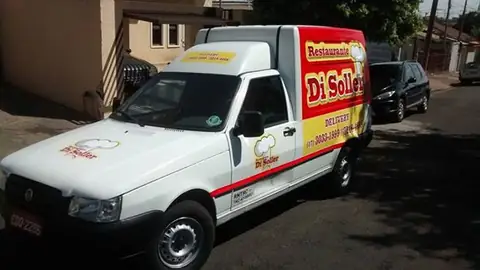 Fiorino branca com faixas vermelhas e amarelas do Restaurante Di Soller Delivery