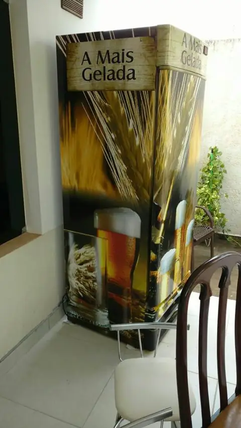 Geladeira vertical envelopada com imagem de cevada e chope, marca A Mais Gelada