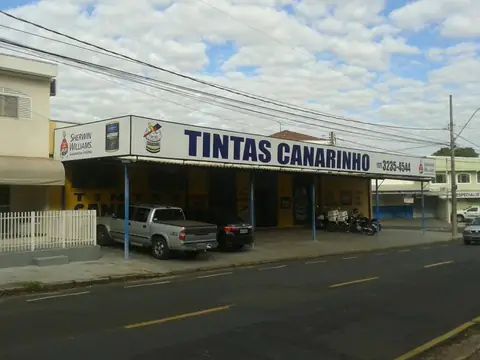 Faixa azul e branca da Tintas Canarinho sobre a loja, com marca Sherwin-Williams