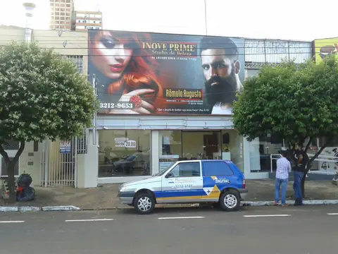 Painel impresso gigante com modelos na fachada do Inove Prime Studio de Beleza
