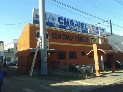 Painel azul no alto do prédio com Cha-Vel e fachada Central de Cargas Federal