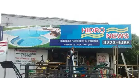Banner azul com piscina e logo Hidro News sobre loja de produtos para piscinas