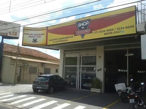 Faixa amarela e vermelha do Shop do Açougueiro sobre loja de equipamentos gastronômicos