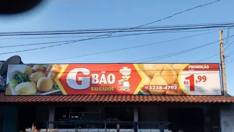 Faixa vermelha e amarela da G Bão Salgados com fotos de salgados e promoção