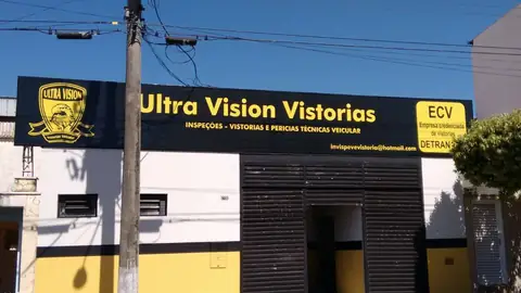 Fachada preta com letras amarelas da Ultra Vision Vistorias e brasão à esquerda