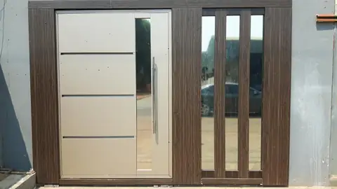 Porta clara com frisos de inox e puxador longo, ao lado de painel ripado de madeira e vidro